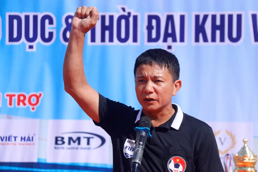 Thầy Nguyễn Viết Thắng, Trường Tiểu học 1 thị trấn Thạch Hà, đại diện Tổ trọng tài điều hành giải lên tuyên thệ.