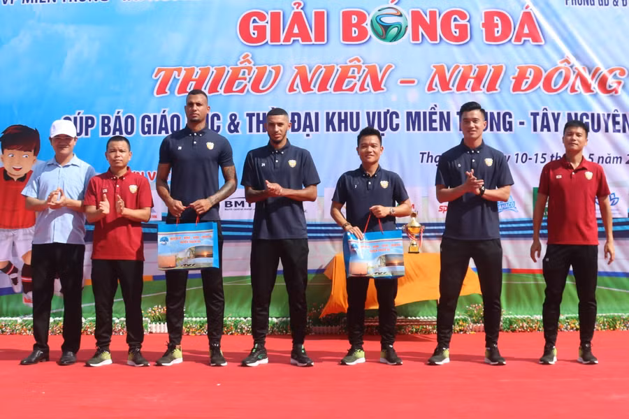 Đại diện Ban tổ chức trao quà lưu niệm đến Ban huấn luyện, cầu thủ CLB Bóng đá Hồng Lĩnh Hà Tĩnh.