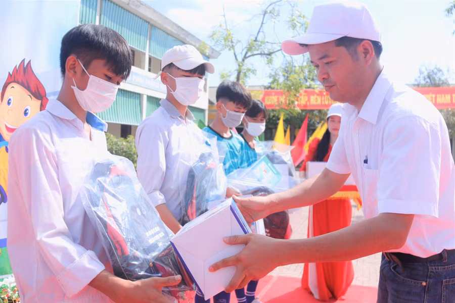 Ông Nguyễn Văn Dũng, Trưởng văn phòng đại diện Báo GD&amp;TĐ khu vực MT-TN trao quà, động viên các em học sinh có hoàn cảnh khó khăn.