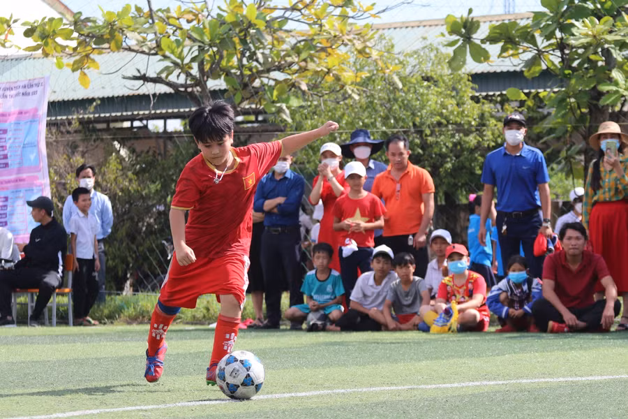 Các cầu thủ nhí trình diễn kỹ năng cùng quyết tâm cao trước sự chứng kiến, cổ vũ của đông đảo khán giả.