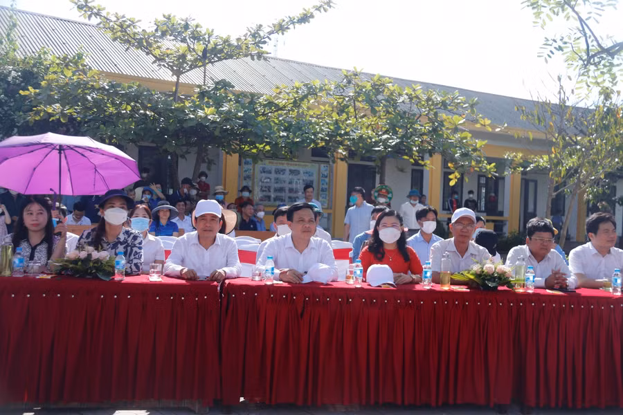 Buổi lễ có sự tham dự của nhiều lãnh đạo sở ngành của tỉnh Hà Tĩnh và huyện Thạch Hà.