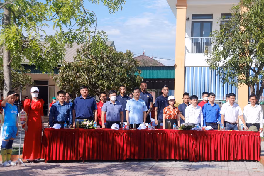 Ban tổ chức, đại biểu và khách mời cùng tham gia chào cờ tại buổi lễ.