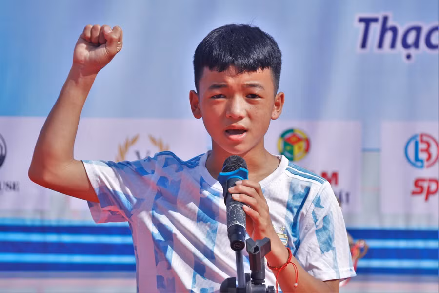 Em Lê Thế Tiến, VĐV đến từ đội bóng Trường THCS Lê Hồng Phong đại diện các VĐV tham dự giải lên tuyên thệ.