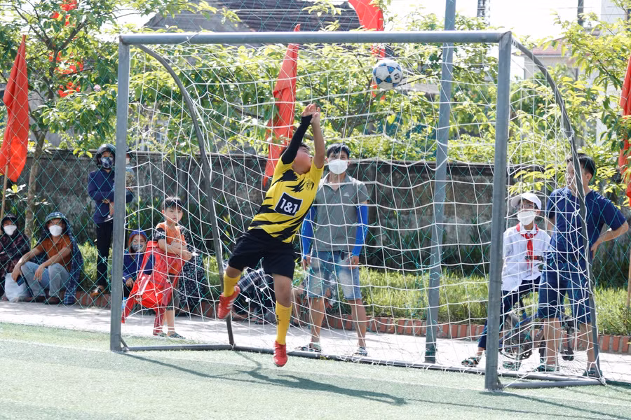 Mặc dù đã nỗ lực nhưng thủ môn không thể cản phá được một pha bóng căng như kẻ chỉ.