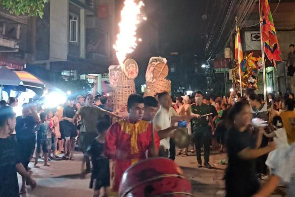 Tục rước hình nộm ông Đùng bà Đà trong Lễ hội bà chúa Muối.