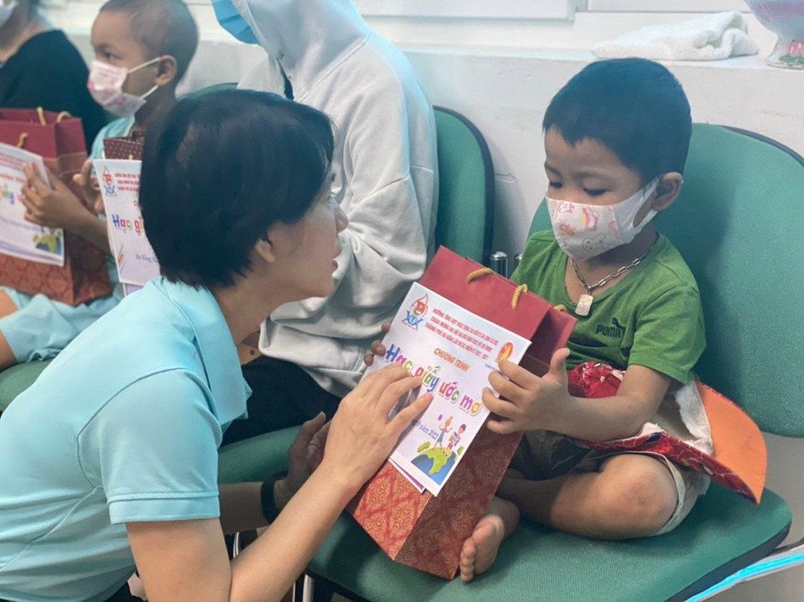 Đại diện Thành đoàn Đà Nẵng trao quà cho các em nhỏ mắc bệnh hiểm nghèo.