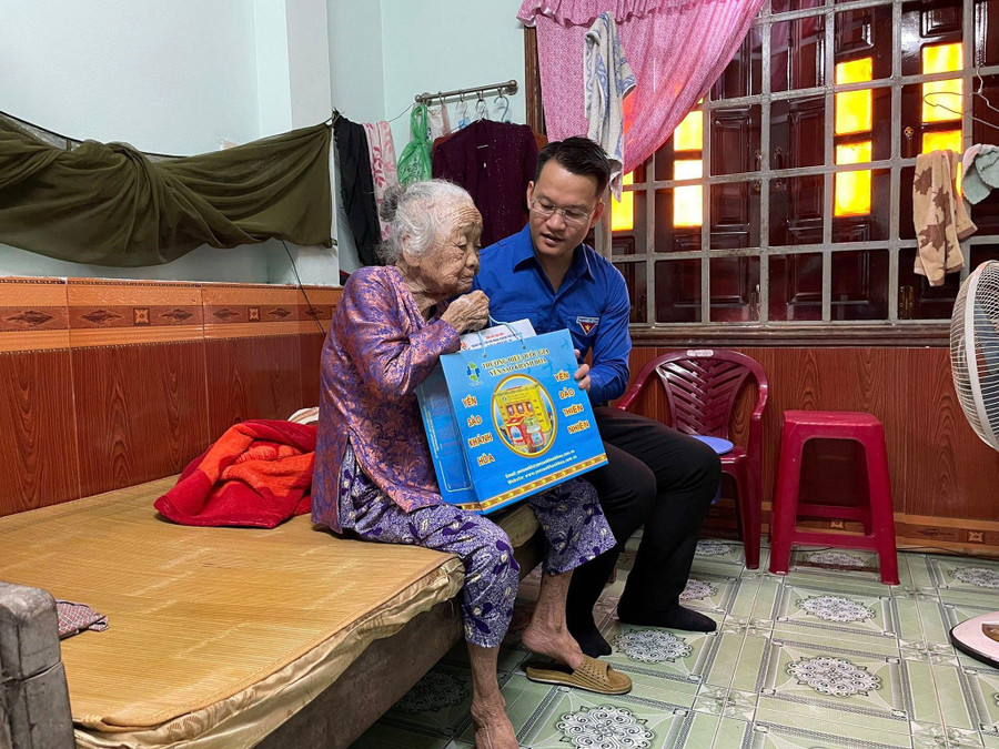 Bí thư Thành đoàn Đà Nẵng Nguyễn Mạnh Dũng thăm và tặng quà Mẹ Việt Nam anh hùng Phan Thị Tham.