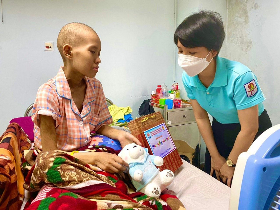 Phó Bí thư Thành đoàn Đà Nẵng Nguyễn Thị Anh Thảo trao quà cho các em nhỏ mắc bệnh hiểm nghèo.