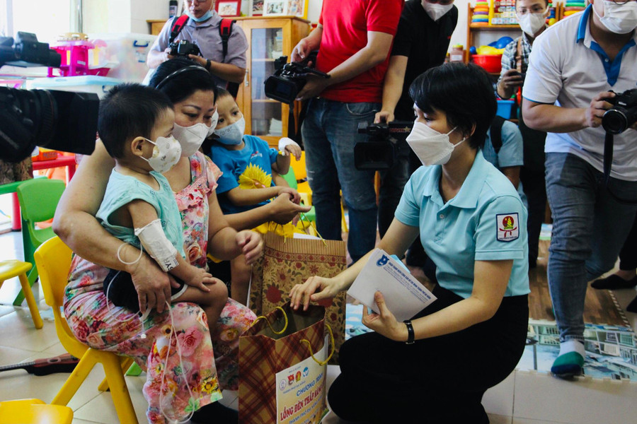 Các em nhỏ mắc bệnh hiểm nghèo nhận quà từ Thành đoàn Đà Nẵng.