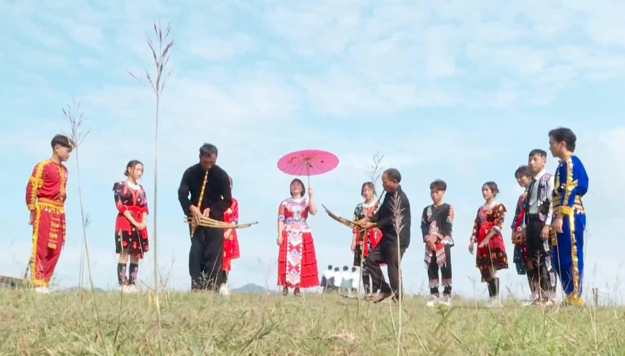 Nghệ nhân Hờ A Pàng (thứ 3 bên trái) truyền dạy khèn Mông cho giới trẻ. Nghệ nhân Hờ A Pàng (thứ 3 bên trái) truyền dạy khèn Mông cho giới trẻ.