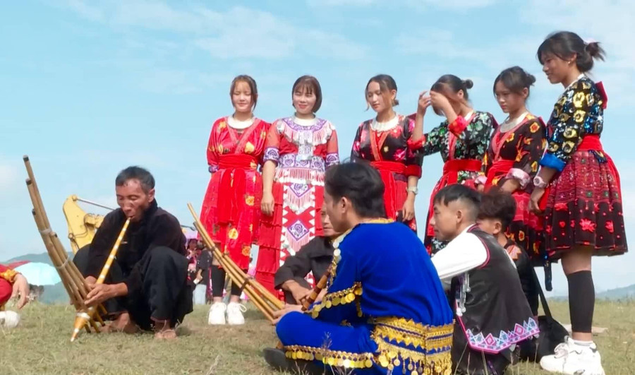 Nghệ nhân Hờ A Pàng (ngoài cùng bên trái) biểu diễn khèn Mông tại Ngày hội văn hóa được tổ chức vào thượng tuần tháng 9 tại huyện Nậm Pồ. Nghệ nhân Hờ A Pàng (ngoài cùng bên trái) biểu diễn khèn Mông tại Ngày hội văn hóa được tổ chức vào thượng tuần tháng 9 tại huyện Nậm Pồ.