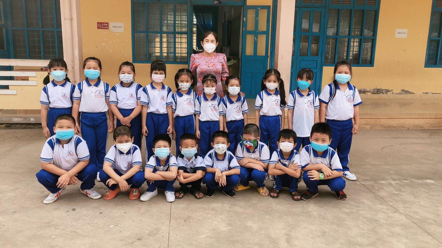 Cô Nguyễn Thị Dạ Thảo và các học trò. Ảnh: NVCC Cô Nguyễn Thị Dạ Thảo và các học trò. Ảnh: NVCC