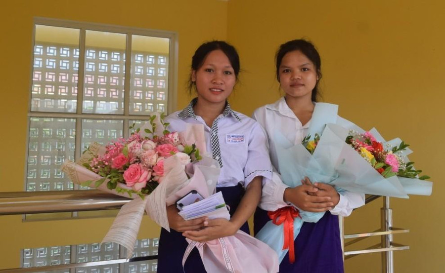 Em Cao Thị Lệ Hằng và em Vũ Thị Lích là 2 học sinh Trường PTDTNT Quảng Bình trúng tuyển vào Trường Đại học Sư phạm Huế. Em Cao Thị Lệ Hằng và em Vũ Thị Lích là 2 học sinh Trường PTDTNT Quảng Bình trúng tuyển vào Trường Đại học Sư phạm Huế.