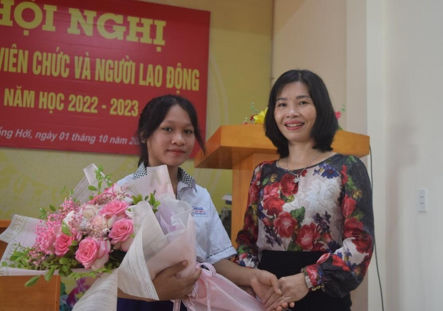 Giáo viên chủ nhiệm Nguyễn Thị Dung chia vui và động viên em Cao Thị Lệ Hằng Giáo viên chủ nhiệm Nguyễn Thị Dung chia vui và động viên em Cao Thị Lệ Hằng