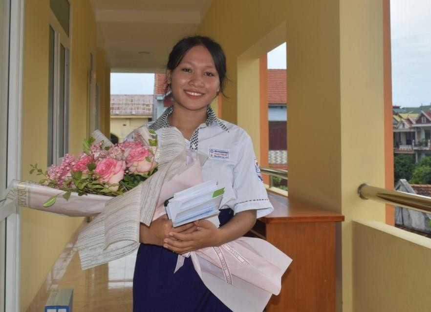 Em Cao Thị Lệ Hằng nhận được sự động viên của lãnh đạo tỉnh Quảng Bình, nhà trường, các cơ quan đơn vị, doanh nghiệp trước khi lên đường vào Trường Đại học Sư phạm Huế để học tập. Em Cao Thị Lệ Hằng nhận được sự động viên của lãnh đạo tỉnh Quảng Bình, nhà trường, các cơ quan đơn vị, doanh nghiệp trước khi lên đường vào Trường Đại học Sư phạm Huế để học tập.