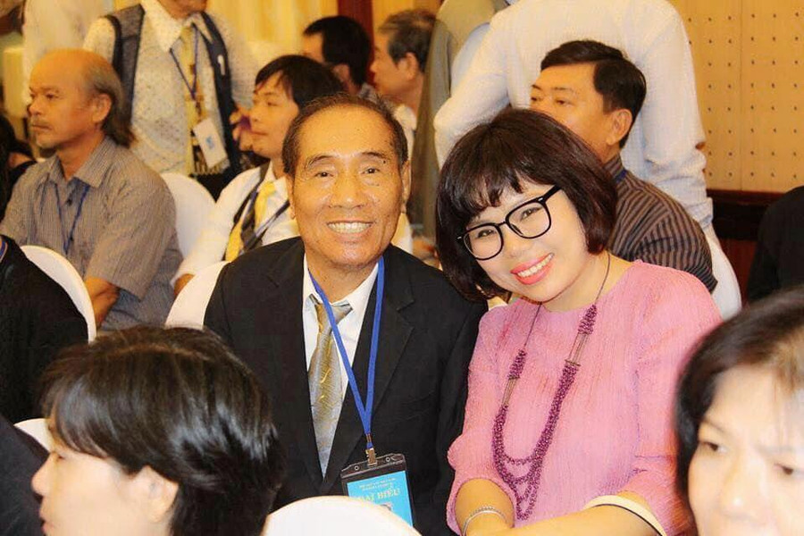 Nhà văn Bình Nguyên Trang chụp ảnh cùng người thầy đáng kính. Nhà văn Bình Nguyên Trang chụp ảnh cùng người thầy đáng kính.