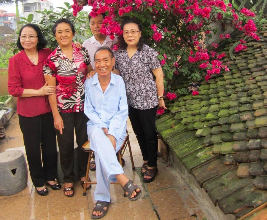 Thầy giáo Nguyễn Ngọc Ký và các bạn học gặp mặt nhân kỷ niệm 45 năm ngày ra trường. Thầy giáo Nguyễn Ngọc Ký và các bạn học gặp mặt nhân kỷ niệm 45 năm ngày ra trường.