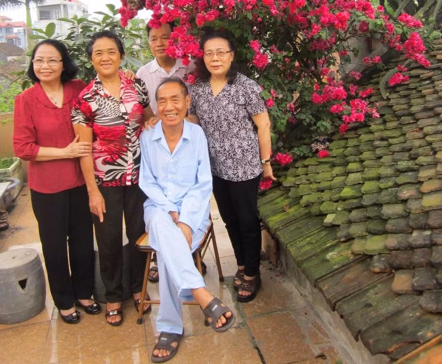 Thầy giáo Nguyễn Ngọc Ký và các bạn học gặp mặt nhân kỷ niệm 45 năm ngày ra trường.