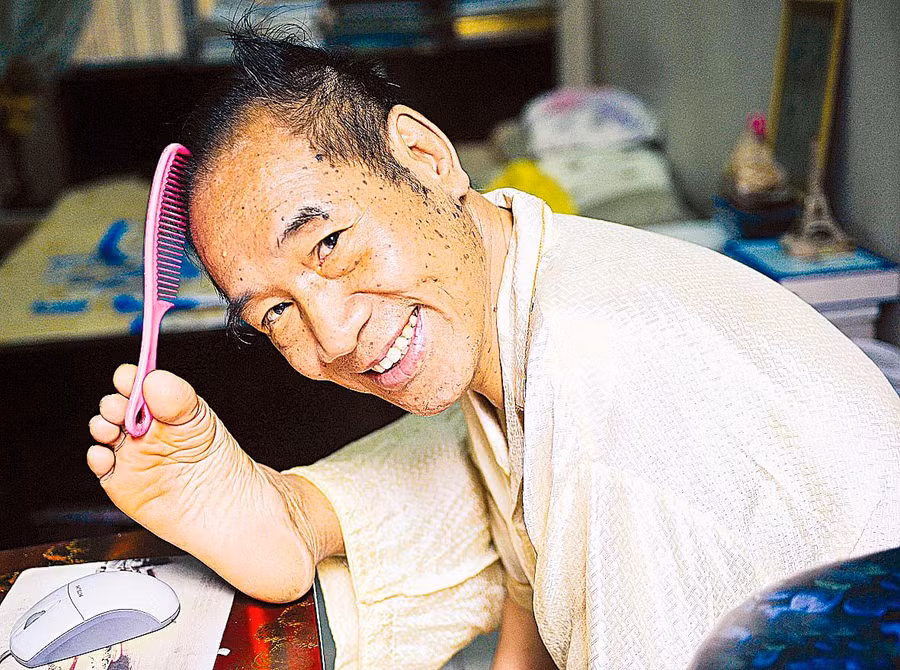 Với đôi chân, thầy giáo Nguyễn Ngọc Ký có thể làm được mọi việc.