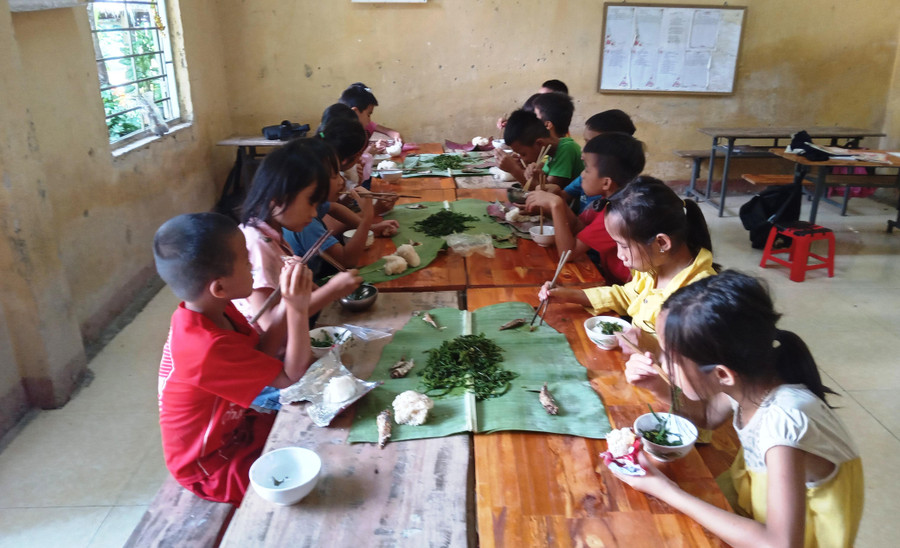 Học sinh điểm trường bản Vui - Trường Tiểu học Thanh Xuân (Quan Hóa) mang cơm từ nhà đến lớp, còn thức ăn do thầy, cô giáo lo cho các em.