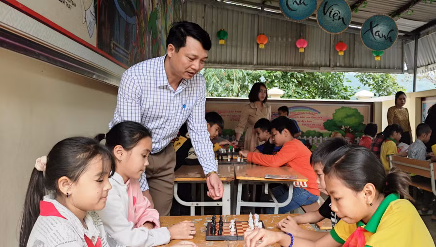 Thầy Đặng Xuân Viên – Hiệu trưởng Trường Tiểu học Thanh Xuân (Quan Hóa, Thanh Hóa) hướng dẫn học sinh chơi cờ vua tại thư viện xanh của nhà trường.