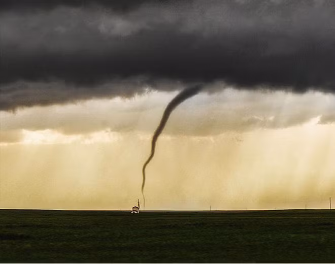 Cảnh tượng cầu vồng và lốc xoáy cùng xuất hiện ở Mỹ