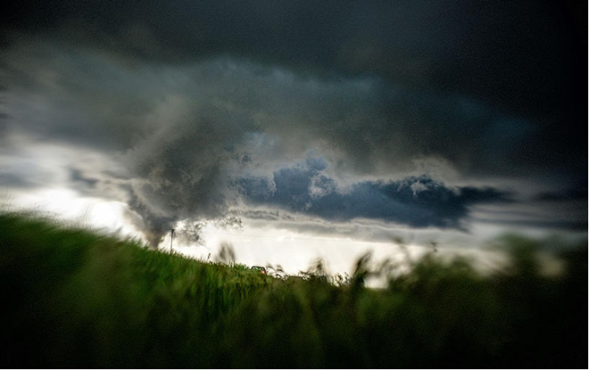 Cảnh tượng cầu vồng và lốc xoáy cùng xuất hiện ở Mỹ