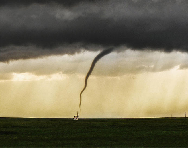 Cảnh tượng cầu vồng và lốc xoáy cùng xuất hiện ở Mỹ