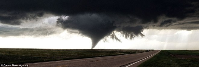 Cảnh tượng cầu vồng và lốc xoáy cùng xuất hiện ở Mỹ