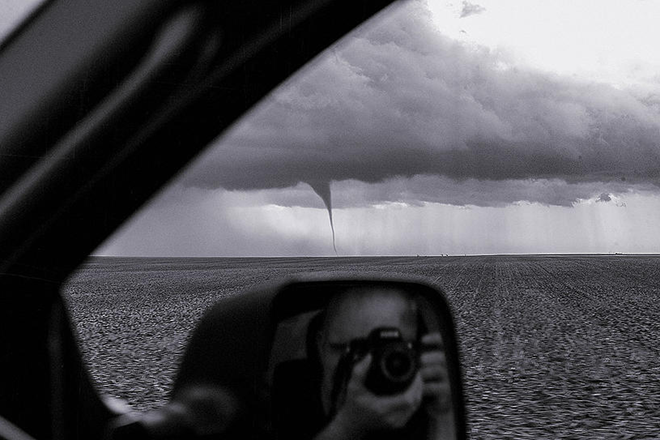 Cảnh tượng cầu vồng và lốc xoáy cùng xuất hiện ở Mỹ