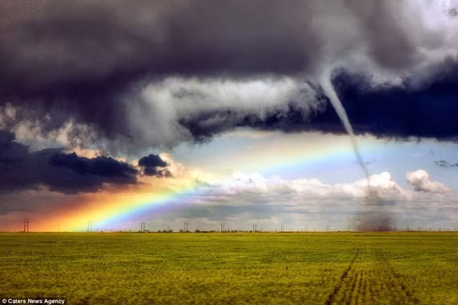 Cảnh tượng cầu vồng và lốc xoáy cùng xuất hiện ở Mỹ