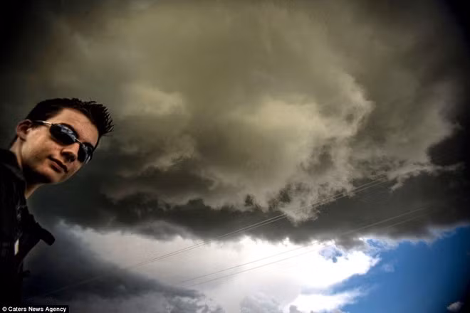 Cảnh tượng cầu vồng và lốc xoáy cùng xuất hiện ở Mỹ