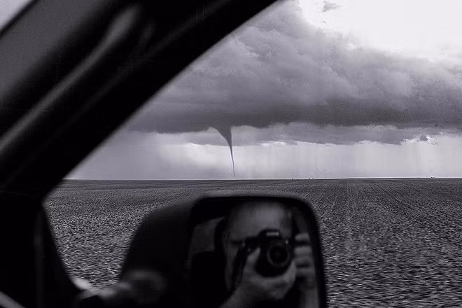 Cảnh tượng cầu vồng và lốc xoáy cùng xuất hiện ở Mỹ