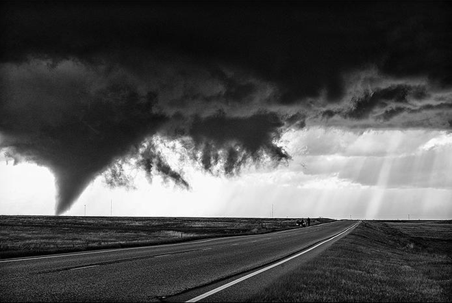 Cảnh tượng cầu vồng và lốc xoáy cùng xuất hiện ở Mỹ