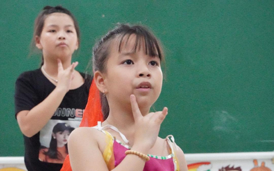 Các em học múa chuẩn bị khai giảng. Ảnh minh họa. Các em học múa chuẩn bị khai giảng. Ảnh minh họa.