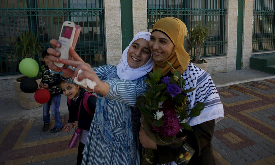 Một học sinh của cô giáo Hanan vui vẻ tự chụp hình cùng cô giáo.