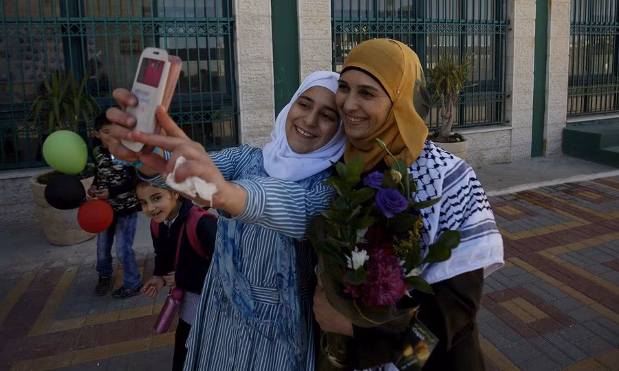 Một học sinh của cô giáo Hanan vui vẻ tự chụp hình cùng cô giáo.