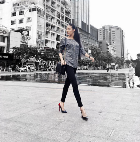 Lan Khuê đẹp hơn khi đi đâu cũng dát hàng hiệu lên người - Ảnh 9 Lan Khue dep hon khi di dau cung dat hang hieu len nguoi - Anh 9