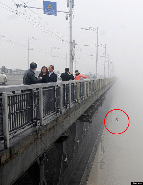 Đi tác nghiệp về ô nhiễm không khí, phóng viên tình cờ chụp được khoảnh khắc cuối cùng của cặp đôi nhảy cầu tự tử gây rùng mình - Ảnh 2. Đi tác nghiệp về ô nhiễm không khí, phóng viên tình cờ chụp được khoảnh khắc cuối cùng của cặp đôi nhảy cầu tự tử gây rùng mình - Ảnh 2.