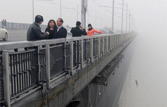 Đi tác nghiệp về ô nhiễm không khí, phóng viên tình cờ chụp được khoảnh khắc gây rùng mình