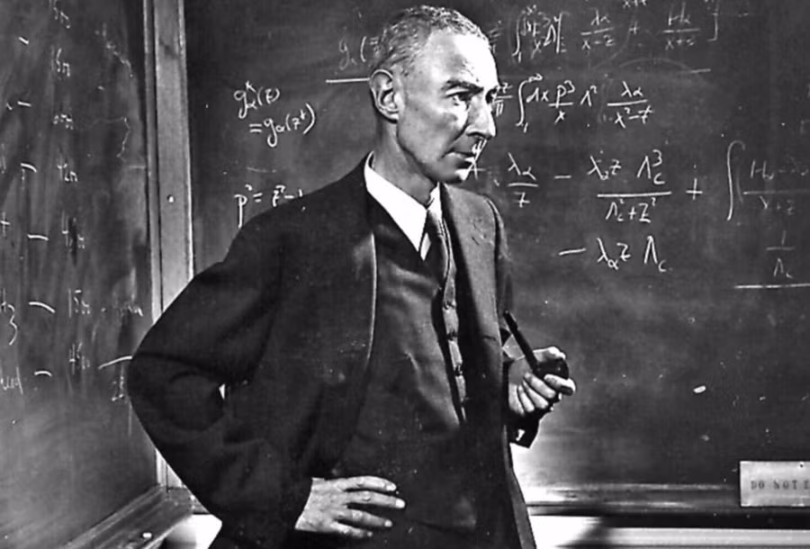 Oppenheimer dành phần đời còn lại để giảng dạy và vận động chống phổ biến vũ khí hạt nhân.