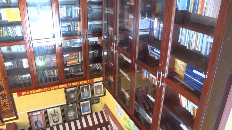 Tủ sách tại từ đường họ Đào, chi 3.