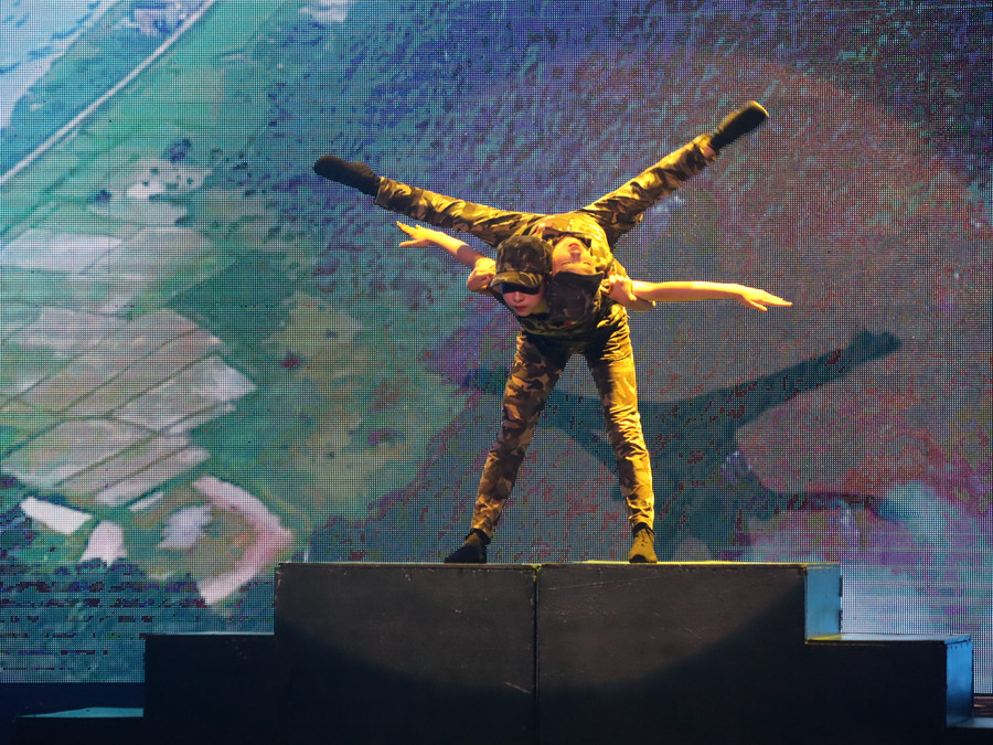 'Vượt muôn trùng khơi', tiết mục giải Nhất và giải Nhì của 2 thí sinh Mỹ Hoa và Mỹ Anh. Ảnh: Thanh Hoa. 'Vượt muôn trùng khơi', tiết mục giải Nhất và giải Nhì của 2 thí sinh Mỹ Hoa và Mỹ Anh. Ảnh: Thanh Hoa.