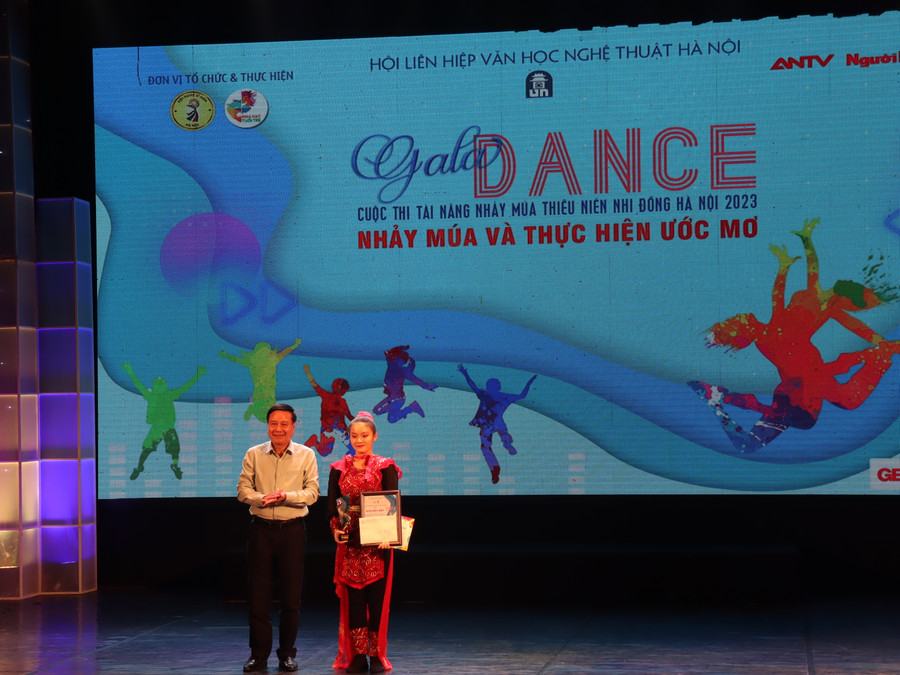 Trao giải Đặc biệt cho thí sinh Nguyễn Thu Giang với tiết mục 'Thiếu niên anh hùng'. Ảnh: Thanh Hoa. Trao giải Đặc biệt cho thí sinh Nguyễn Thu Giang với tiết mục 'Thiếu niên anh hùng'. Ảnh: Thanh Hoa.