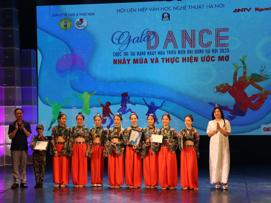 Trao giải Nhất cho thí sinh bảng múa và bảng nhảy. Ảnh: Thanh Hoa. Trao giải Nhất cho thí sinh bảng múa và bảng nhảy. Ảnh: Thanh Hoa.