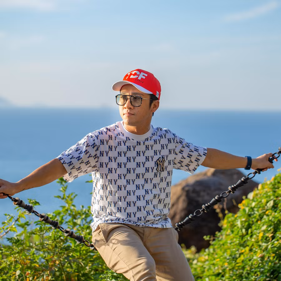 Phút thảnh thơi của ca sĩ Quang Hào. Ảnh: NVCC.