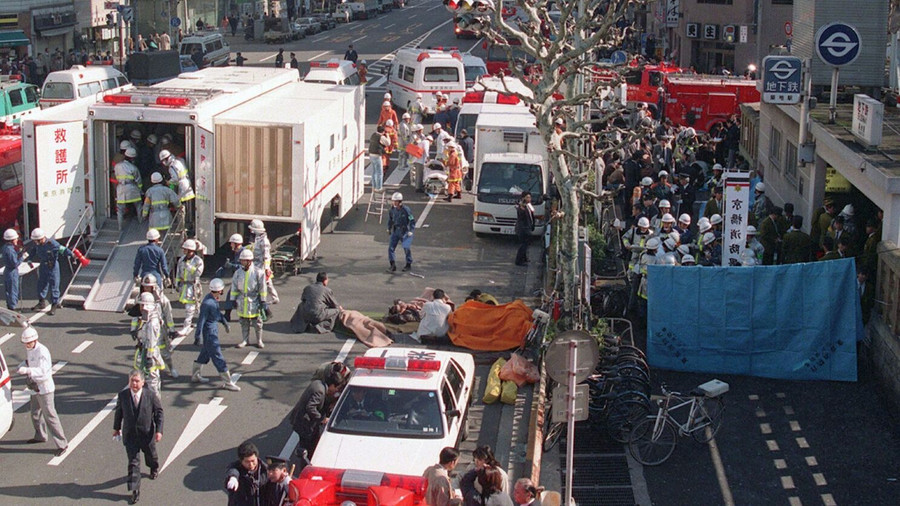 Tokyo hỗn loạn sau vụ tấn công của giáo phái Aum Shinrikyo. Tokyo hỗn loạn sau vụ tấn công của giáo phái Aum Shinrikyo.