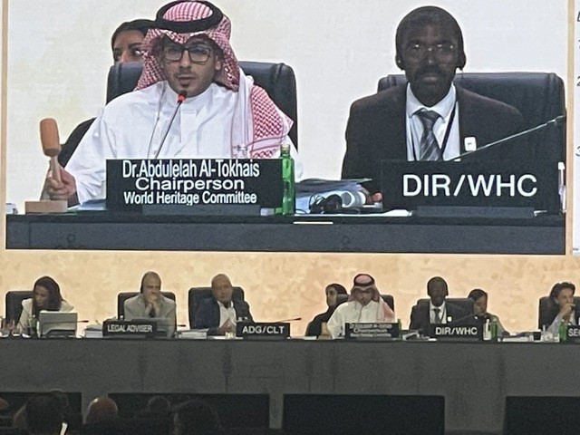 Thời khắc TS Abdulelah Al Tokhais, Chủ tịch Ủy ban Di sản thế giới Kỳ họp lần thứ 45, gõ búa thông qua hồ sơ vịnh Hạ Long - quần đảo Cát Bà. Ảnh: Cục Di sản Văn hóa. Thời khắc TS Abdulelah Al Tokhais, Chủ tịch Ủy ban Di sản thế giới Kỳ họp lần thứ 45, gõ búa thông qua hồ sơ vịnh Hạ Long - quần đảo Cát Bà. Ảnh: Cục Di sản Văn hóa.