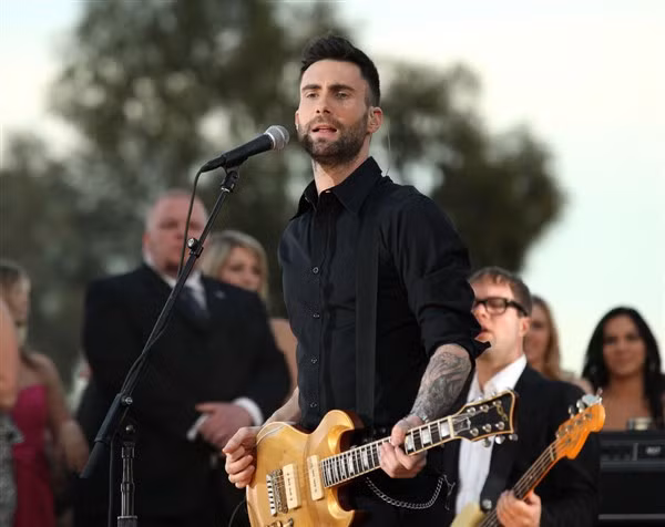 Adam Levine chinh phục khán giả bằng những giai điệu âm nhạc tuyệt vời. 
