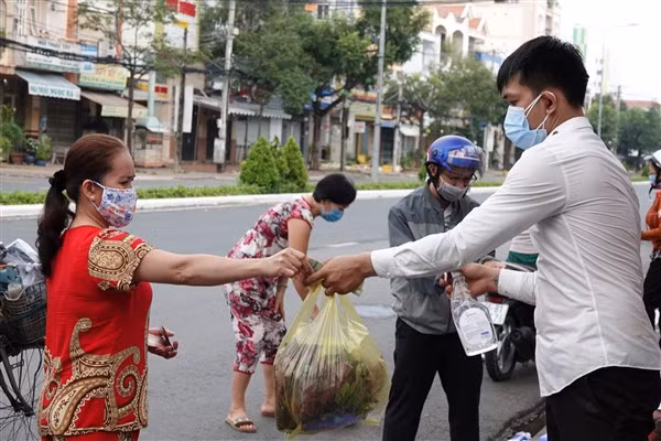 Người bán, người mua thực hiện nghiêm các biện pháp phòng chống dịch Covid-19.